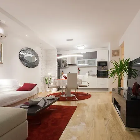 Luxury Apartment *
