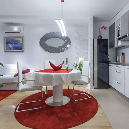 Luxury Apartment *